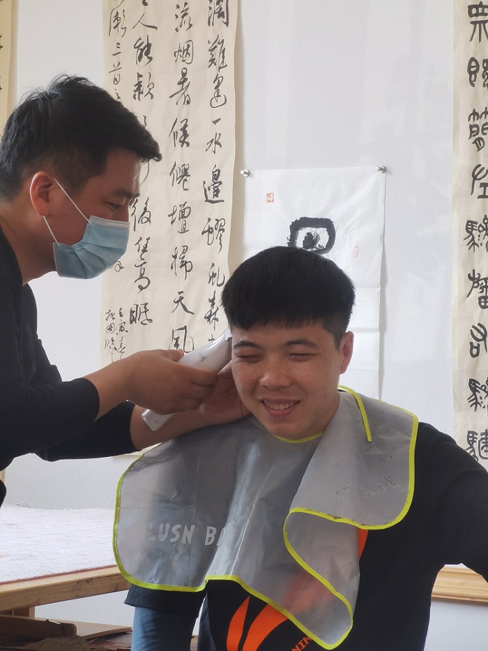 为学校老师理发.jpg 为学校老师理发.jpg